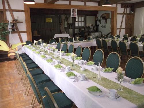Gedeckte Tafel im Festsaal