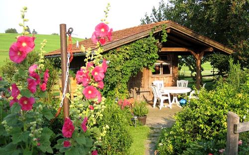 Genießen Sie ruhige Stunden im Schatten oder an der Sonnenseite unserer Gartenlaube