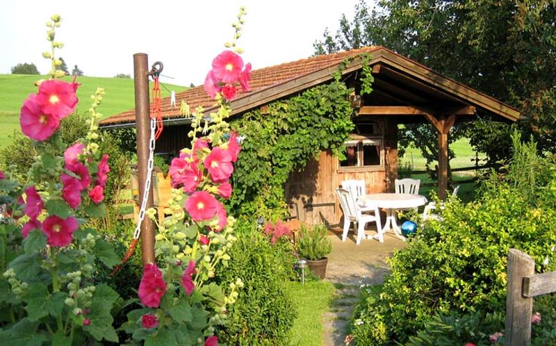 Genießen Sie ruhige Stunden im Schatten oder an der Sonnenseite unserer Gartenlaube