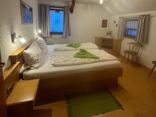 Schlafzimmer Nr. 1 Ferienwohnung Enzian