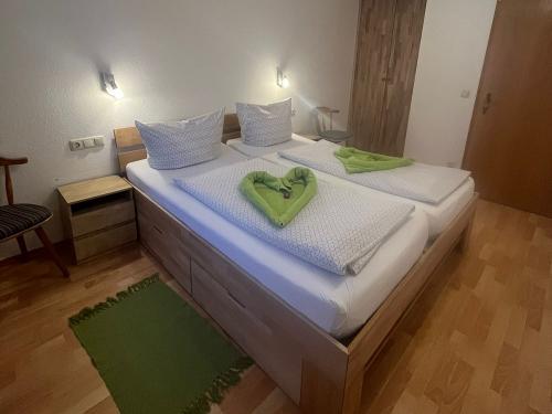 Schlafzimmer Ferienwohnung Alpenrose
