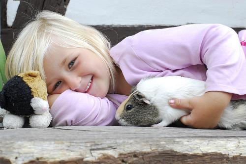 Kind mit Streicheltier