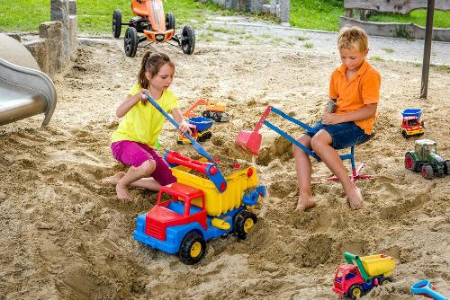 40 m² Sandkasten mit Rutschen & Gartenschlauch