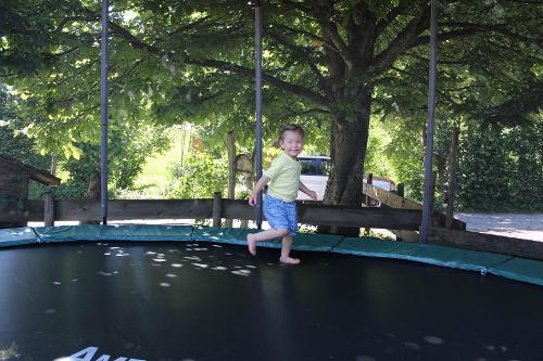 auspowern auf dem Trampolin