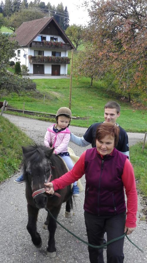 Immer noch beim Ponyreiten
