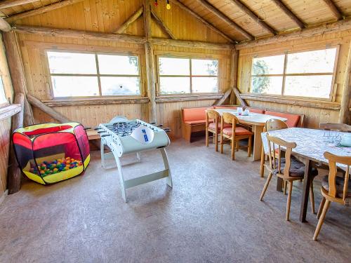 Grill- und Spielhütte