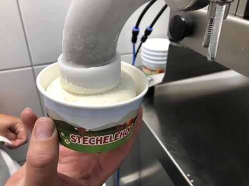 so kommt das Eis in die Becher