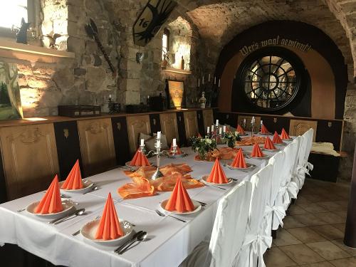 Gedeckte Tafel im Gastraum