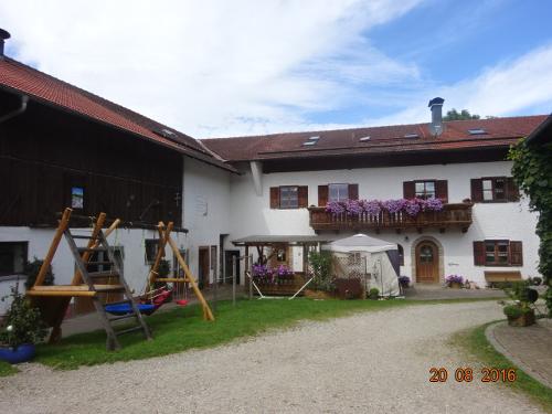 Hofraum mit Spielschaukel