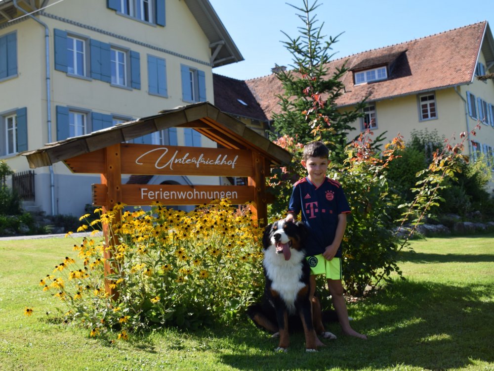 Hofschild mit Hund und Jonas Hofschild mit Hund und Jonas