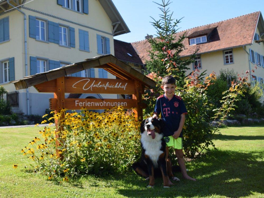 Hofschild mit Hund und Jonas Hofschild mit Hund und Jonas