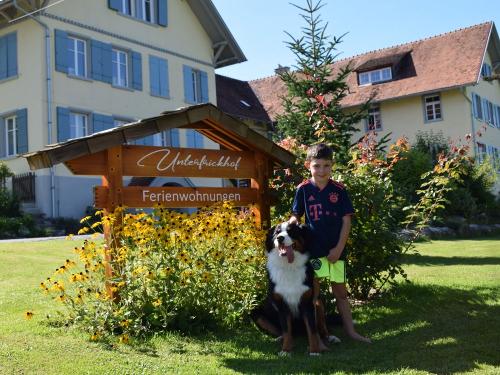 Hofschild mit Hund und Jonas Hofschild mit Hund und Jonas