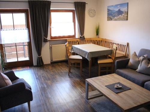 gemütliches Wohnzimmer mit Essecke in der Fewo Rubihorn