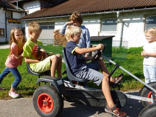 Kinder beim Kettcarfahren