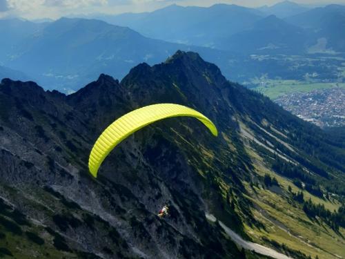 Gleitschirmflug in den Bergen um Immenstadt