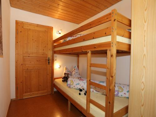 13 Kinderzimmer mit Stockbett  Mittagblick