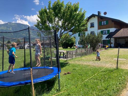 Trampolin hüpfen Trampolin hüpfen