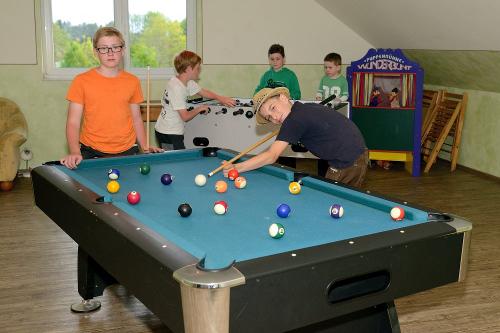 In unserer Spielscheune. Auch wenns mal nicht so schön Wetter ist, sind alle zufrieden