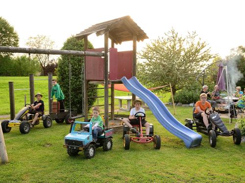 Jede Menge Kinderfahrzeuge und viel Platz zum spielen Jede Menge Kinderfahrzeuge und viel Platz zum spielen