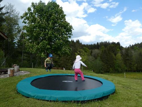 Unser großes Trampolin ist eingegraben!