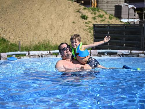 Abkühlung im Pool Abkühlung im Pool