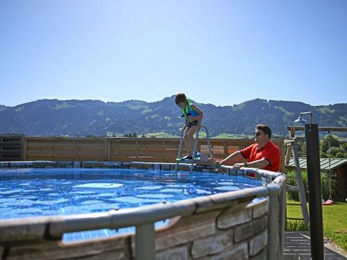 Pool mit Bergpanorama Pool mit Bergpanorama