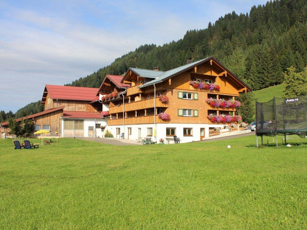 Haus mit Spiel - & Liegewiese