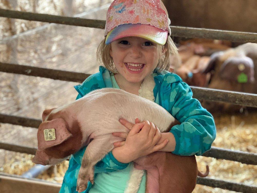 Kind mit Ferkel Kind mit Ferkel