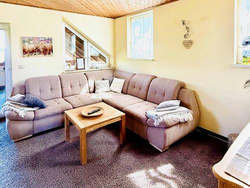 Wohnraum mit großem Sofa und Flachbild-TV