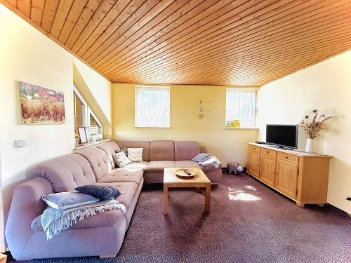 Wohnzimmer mit großem Balkon zur Südseite