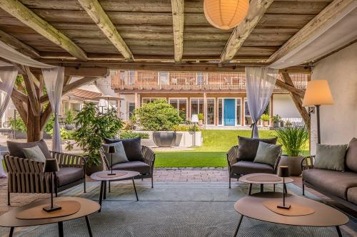 Outdoor-Lounge unter der Wagenremise