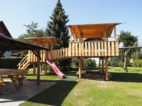 Spielturm mit Sandkasten