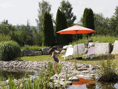 Bio Schwimmteich mit Kind
