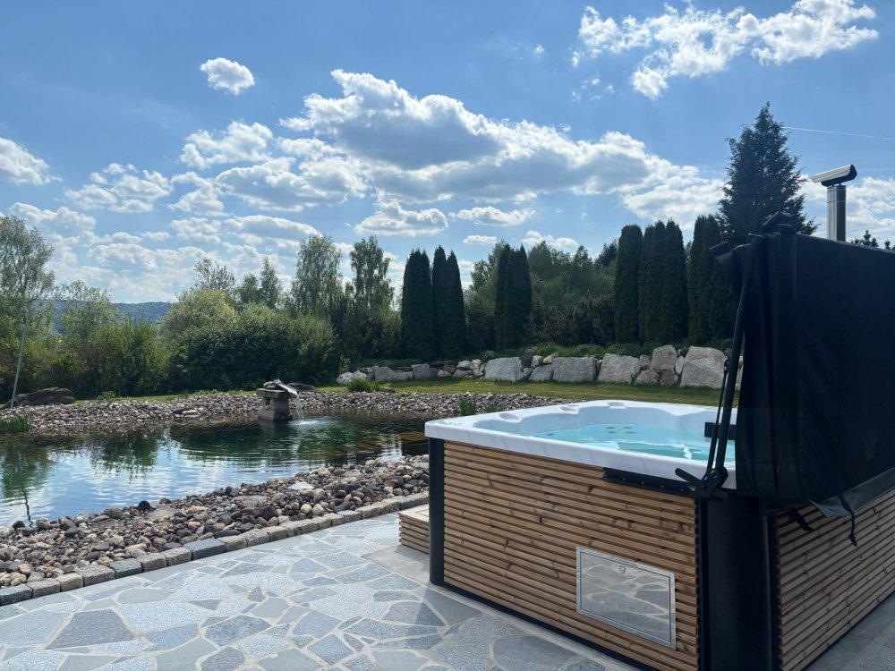 Biopool mit Liegewiese, Kneippbecken und Hot-Tub Whirlpool Biopool mit Liegewiese, Kneippbecken und Hot-Tub Whirlpool