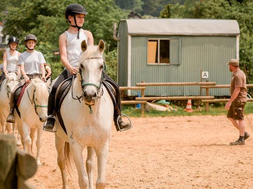 Reitstunde auf dem Reitplatz mit Carsten Lenz