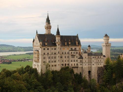 Blick vom Panoramasüdbalkon des Biohof Stöger bis zu Schloss Neuschwanstein