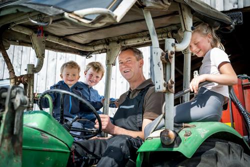 Traktorfahren bei der täglichen Fütterung