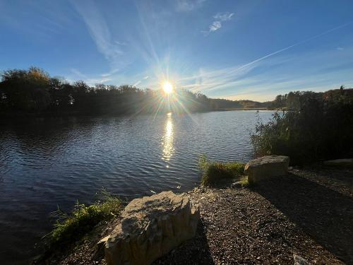 Blick über den hofeigenen See