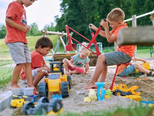 Unser Sandkasten ist beschattet und bietet viel Platz
