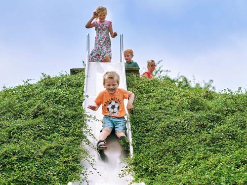 Unser Spielplatz bietet eine Rutsche