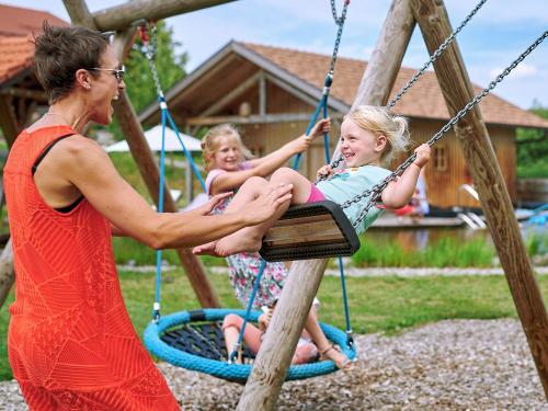 Unser Spielplatz bietet eine Schaukel und eine Netzschaukel