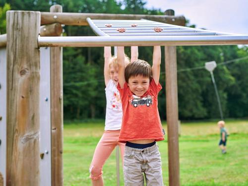 Unser Spielplatz bietet Klettermöglichkeiten und eine Slackline