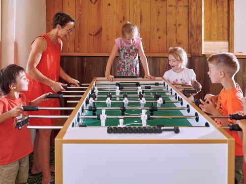 Kicker im Indoorspielbereich