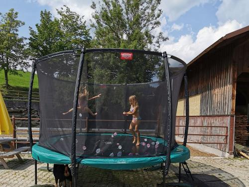 Trampolin mit Wasserbomben