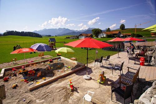 Terrasse mit Spielplatz