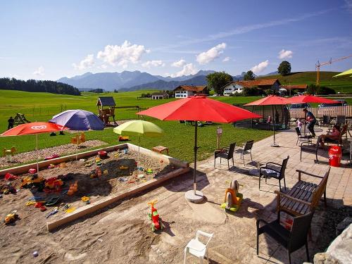Terrasse mit Spielplatz
