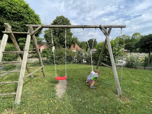 Schaukeln im großen Garten