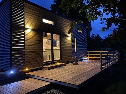 Unser Tinyhouse bei Nacht