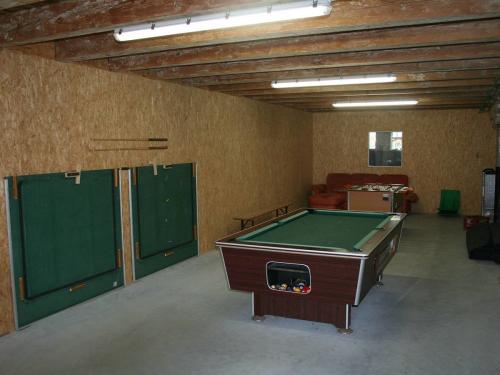 Unser Spielraum mit Billiard, Kicker und Tischkicker