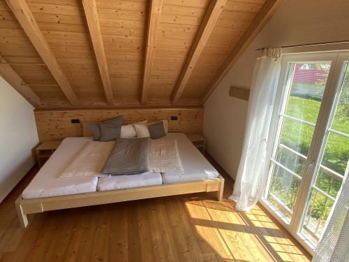 Gemeinsam aufwachen im Familienbett